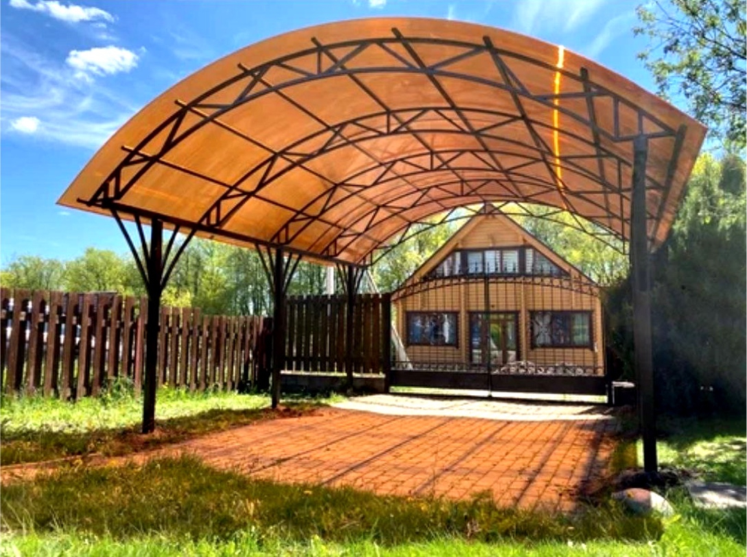 Арочный автонавес с коричневым поликарбонатом Навес для двора загородного дома