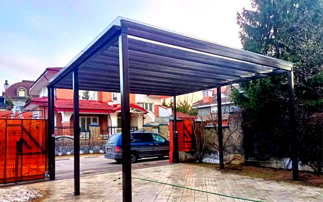 Автонавес односкатный с поликарбонатом Навес для двора загородного дома