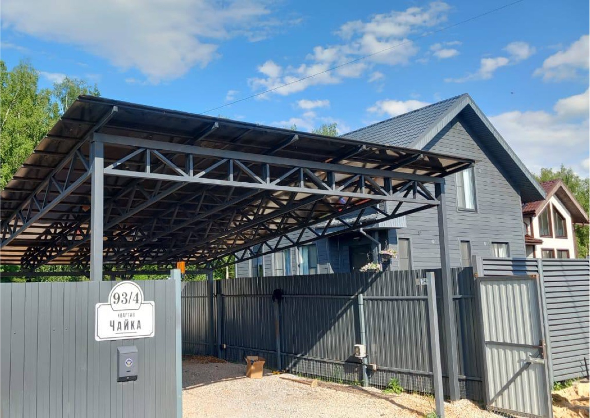 Односкатный автонавес из поликарбоната в стиле хай-тек для автомобиля с закрытыми боковинами